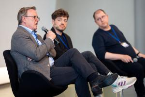 Bodo Ramelow auf dem Podium des Heidelberger Symposiums; neben ihm Max Wetterauer und David Begrich.