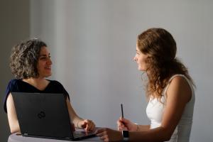 Margherita Maulella im Beratungsgespräch mit einer Studentin
