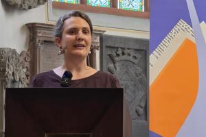 Wiebke Steinleitner bei ihrem Vortrag zur in der Peterskirche. Rechts das Roll-up zur Akademischen Mittagspause.
