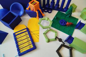 Verschiedene Produkte aus dem 3 D-Drucker für den Einsatz im Unterricht wie Schulhelfer u.a.