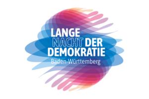 Schriftzug "Lange Nacht der Demokratie Baden-Württemberg" auf einer in Spektralfarben gehaltenen vielschichtigen Form, die an eine aufgefächerte Kugel erinnert.