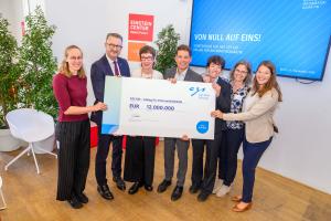 Das Heidelberger Projektteam nimmt von CZS Geschäftsführer Dr. Felix Streiter und Christian Tischner, Thüringer Minister für Bildung, Wissenschaft und Kultur, den Scheck über 12 Millionen entgegen.