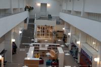 Moderne Bibliothek einer finnischen Schule