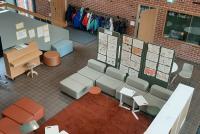 Kreativer Lernort in finnischer Schule mit Sofas, Klavier, Smartboard