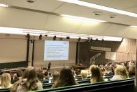 Voller Hörsaal bei Vortrag der HSE zum Lehramtsstudium an der Uni Heidelberg