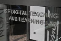 Schriftzug „HSE DIGITAL TEACHING AND LEARNING LAB“ auf geöffneter Glastür