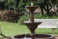 Ein Brunnen auf einer der vielen grünen Rasenflächen der Deutschen Schule Medellin, Kolumbien | © Tobias Apel