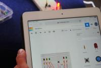 Auf einem iPad ist die Benutzeroberfläche der Physical-Computing-Plattform Arduino zu sehen.