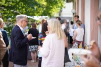 Wissenschaftler:innen im Gespräch auf der HSE-Terrasse beim ersten Cluster-Forum des Forschungs- und Transferclusters „Kulturelles Erbe und Kanonisierung von Wissen“