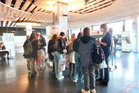 Studienberaterin Susanne Kemmer mit Studierenden beim Willkommenstag am Stand der Heidelberg School of Education in der Triplex-Mensa. 