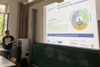 Björn Bulizek bei seinem Impuls zu ePort.nrw; neben ihm die Leinwand mit Projektinformationen. Bild: © Heidelberg School of Education | Isis Giebel 