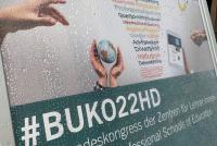 egentropfen auf dem Plakat zum #BUKO22HD vor der Pädagogischen Hochschule