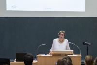Prof. Dr. Anja-Desirée Senz, Prorektorin für Studium und Lehre der Universität Heidelberg, am Rednerpult im Hörsaal.