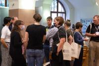 Kongressteilnehmer:innen mit HSE-Taschen unterhalten sich bei ihrer Ankunft im Foyer der Pädagogischen Hochschule.