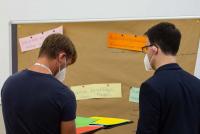 2 Teilnehmer mit bunten Kärtchen vor einer Pinnwand in der Zukunftslounge. Bild: © Heidelberg School of Education | Vanessa Bender