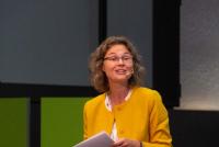 Dr. Christiane Wienand führt als Moderatorin auf der Bühne der Festhalle durch den wissenschaftlichen Thementag. Mittagsbuffet mit veganen Speisen im Glas. Bild: © Heidelberg School of Education | Vanessa Bender