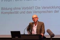 Prof. Dr. Heinz Bude am Rednerpult; hinter ihm auf der Leinwand sein Vortragstitel „Bildung ohne Vorbild? Die Verwicklung in Komplexität und das Versprechen der Einfachheit“. Bild: © Heidelberg School of Education | Vanessa Bender