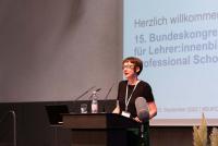 Prof. Dr. Karin Vach, designierte Rektorin der Pädagogischen Hochschule Heidelberg, am Rednerpult in der Festhalle.