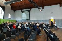 In der Festhalle der PH Heidelberg hebt die große Mehrheit der Anwesenden die Hand. | Bild: © Heidelberg School of Education | Wiebke Goltz