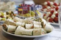 Wraps und Tomate-Mozzarella-Spieße auf dem Mittagsbuffet des HSE-Tags