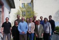 Gruppenbild auf der Terrasse der HSE (Gunter Ehret, Hanna Ruge, Guido Pinkernell, Jon Star, Linn Hansen, Marita Friesen, Lukas Weith, Anika Dreher, Dennis Dietz, Christiane Wienand, Sebastian Mahner.)