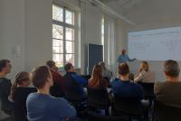 Jon R. Star bei seinem Vortrag im Konferenzraum der HSE. Im Vordergrund Publikum.