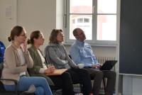 Prof. Dr. Marita Friesen, Prof. Dr. Anika Dreher, Dr. Christiane Wienand und Prof. Dr. Jon R. Star verfolgen konzentriert den Vortrag des Doktoranden.