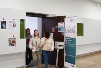 Studieninteressierte kommen vom Infostand der HSE in einem Übungsraum in der Neuen Universität