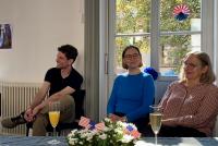 Sebastian Mahner, Marita Friesen und Petra Deger lachend nebeneinander im geschmückten Konferenzraum.