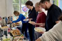 Marita Friesen, Michael Haus und HSE-Mitarbeitende am amerikanisch inspirierten Buffet.