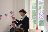 Michael Haus applaudiert stehend. Im Hintergrund Sebastian Mahner.