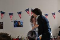 Christiane Wienand und Michael Haus umarmen sich, im Hintergrund USA-Wimpel und New York Bilder.