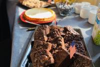 Amerikanisch inspiriertes Buffet mit Brownies und New York Cheesecake