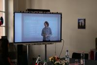 Auf dem Smartboard ist ein Bild aus Michael Haus' Amtszeit zu sehen, hier beim Soft Launch des Online-Moduls Critical Media Literacy.