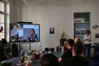 Christiane Wienand zeigt auf dem Smartboard Bilder aus Michael Haus' Amtszeit, hier Michael Haus beim Grußwort zum #BUKO22HD