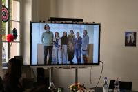 Auf dem Smartboard ist ein Bild aus Michael Haus' Amtszeit zu sehen, hier ein Gruppenbild des MeAviA-Teams.