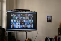 Christiane Wienand zeigt auf dem Smartboard Bilder aus Michael Haus' Amtszeit, hier ein Screenshot von der digitalen Weihnachtsfeier während des Lockdowns.