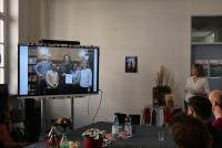 Christiane Wienand zeigt auf dem Smartboard Bilder aus Michael Haus' Amtszeit, hier ein Gruppenbild mit den Kooperationspartnern des Teachers College.