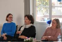 Marita Friesen lächelt den neben ihr am Tisch sitzenden Michael Haus an; rechts neben ihm Petra Deger