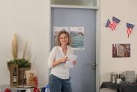 Christiane Wienand mit einem Notizzettel vor dem US-amerikanisch inspirierten Gabentisch