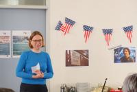 Marita Friesen bei der Laudatio zu Michael Haus im Konferenzraum, hinter ihr USA-Wimpel