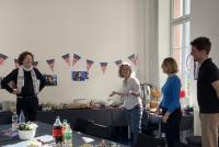 Michael Haus, Christiane Wienand, Marita Friesen und Sebastian Mahner im US-amerikanisch dekorierten Konferenzraum