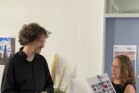 Stellvertretend für das HSE-Prüfungsamt überreicht Dörte Morgenroth Michael Haus seine Urkunde zum "Master of Signature".