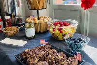 Amerikanisch inspiriertes Buffet mit Cookies und Hotdogs