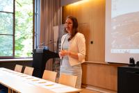 Prof. Dr. Silke Hertel steht hinter den mit Blättern und Stiften ausgelegten Tischen.
