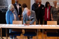 Mitglieder des Verbunds Lehrkräftebildung unterzeichnen die Gründungserklärung.
