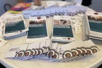 Flyer und Merchandise der HSE zum Lehramtsstudium auf einem Stehtisch