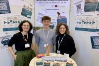 Dr. Anuschka Holste-Massoth (links) und Margherita Maulella (rechts) am Infostand der HSE, in der Mitte Hilfskraft Matthis.