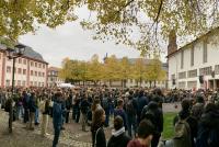 Gerahmt von Alter Universität links und Neuer Universität rechts haben sich Hunderte Studierende zur Begrüßung durch die Rektorin auf dem Uniplatz versammelt.