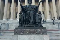 Alma Mater Staute vor der Kulisse der Bibliothek der Columbia University